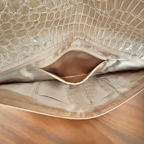 Tan Crocodile clutch✨ - Picture 3 of 3